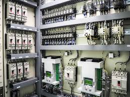 Elektrik arıza tespiti ve onarımı yapan elektrikçi